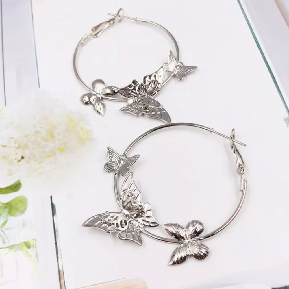 🦋 Butterfly Silver Colored Hoop Elegant Earrings - Picture 2 of 3